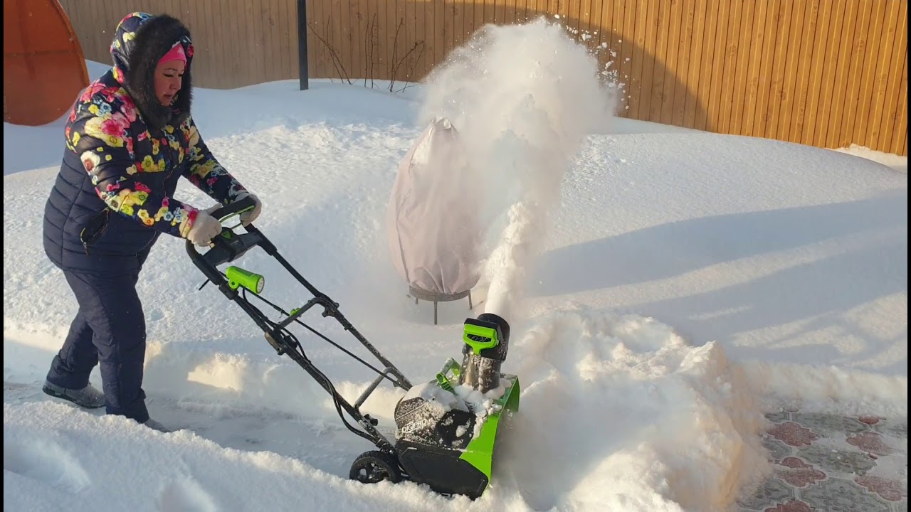 Электролопата для уборки снега на аккумуляторе greenworks. Снеголопата Гринворкс реклама. GREENWORKS ges13 распаковка. Как разобрать снеголопату GREENWORKS.