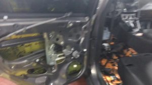 Ford Focus 3 шумоизоляция. Даже немного становится жаль, что все это будет скрыто под обшивками.