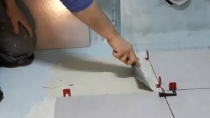 Укладка плитки в ванной на пол.