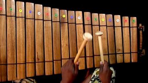 Beginner balafon (African xylophone) lesson with Lasso Sanou
