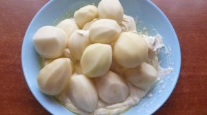 Картофель запечённый со сметанно-чесночным соусом