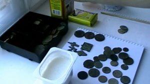 Чистка медных монет и крестиков в мыльном растворе