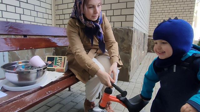 как мама семечки продавала...