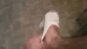 КАК НУЖНО одевать носок одной рукой