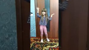 Ника Круто станцевала под песню Е-бой Время и Стекло.