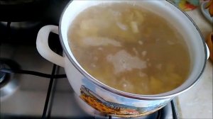 Суп с яйцом и консервированным горошком