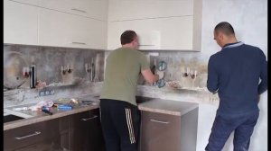 Монтаж кухонного фартука из стекла.