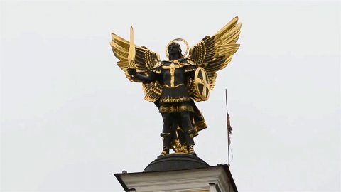 На Украине собирают петицию с требованием снести в Киеве памятник Архангелу Михаилу с Площади Нез...