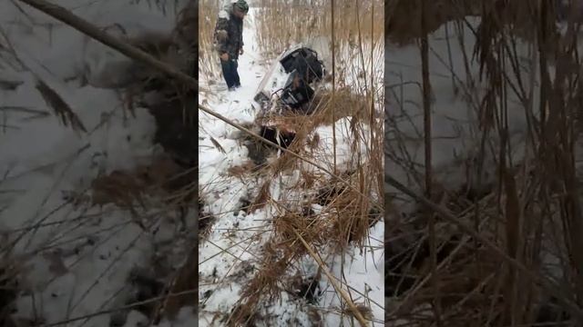 Неудачный съезд на снегоходе на лёд смотреть онлайн