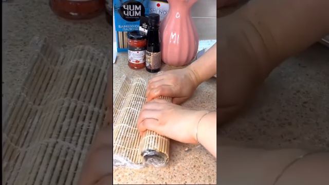 ЭТО БЛЮДО ПОДАВАТЬ ТОЛЬКО В СТИЛЕ НЕТАЙМОРИ #япония #нетаймори #роллы #суши #экзотика #азия смотреть онлайн