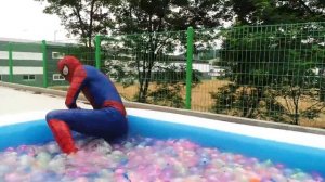 Spider Man Popping 1000 Water Balloons!