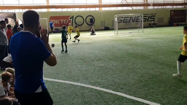 Дети играют в футбол. Турнир по футболу смотреть онлайн