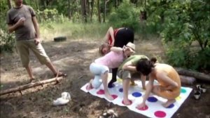 Девушки играют в Твистер