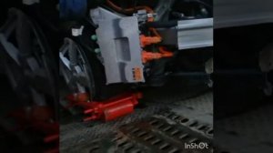 Использование подкатной тележки для эвакуатора на автомобиле с повреждённым колесом от avtoVIRA