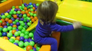 Детский развлекательный центр.Соня ныряет в бассейн с шариками.Playroom with balls.