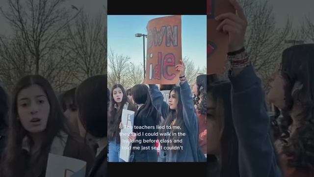 Мексиканские школьники в США вышли на протест из-за нападений чернокожих учеников BLM