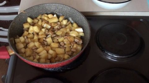 Рецепт жариной картошки со свининой #готовимдома, #жаренаякартошка, #свинина,