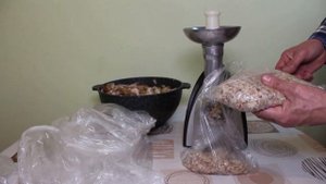 Мешанка для кур из свиной шкурки. Бюджетно повышаем протеин.
