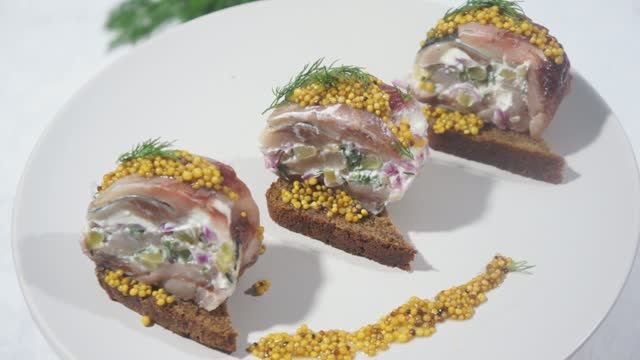 РУЛЕТИКИ ИЗ СЕЛЬДИ - холодная закуска