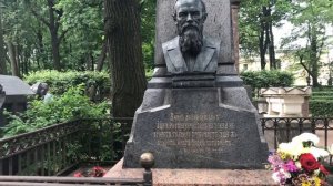 Достоевские и Джексоны на могиле Ф М  Достоевского Рассказ о могиле. Jonathan Jackson in Russia.