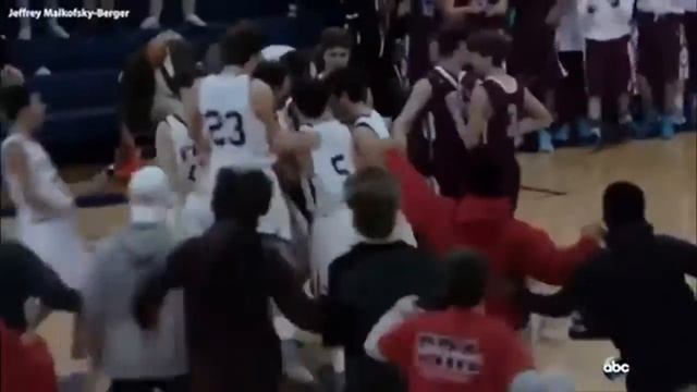 3-очковый мяч парня с синдромом Дауна решил судьбу баскетбольного матча. смотреть онлайн