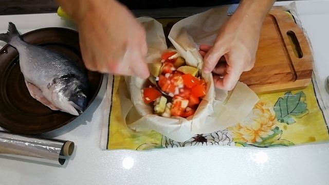 дорадо в духовке на овощной подушке с артишоками