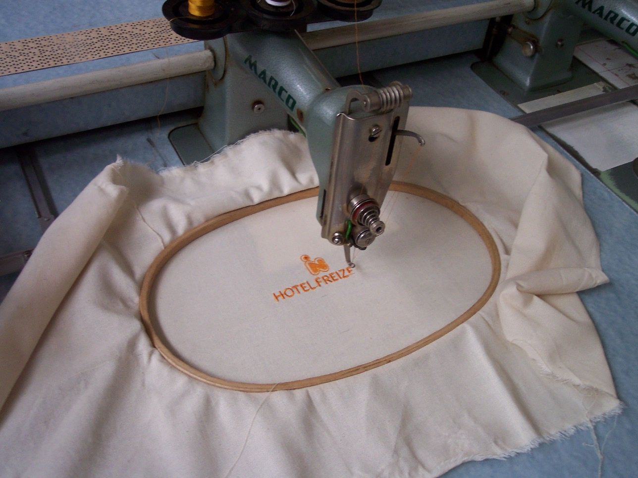 Вышивка на ткани швейной машинкой