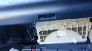 Toyota Prius замена светодиода подсветки бардачка_1