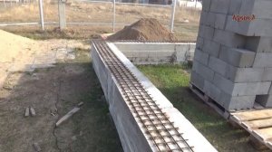 Усиление готового ленточного фундамента арматурной сеткой.