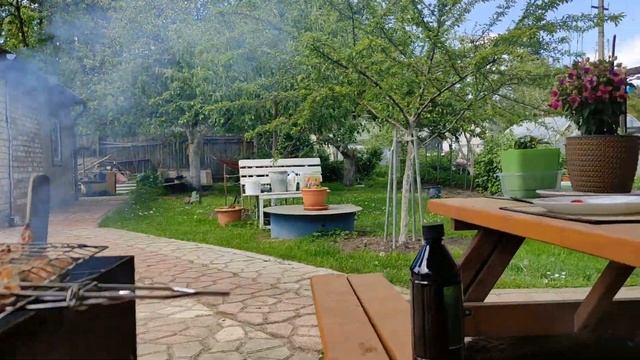 На террасе готовим шашлык . Тёплый и солнечный денёк 2 июня 2021 . Второй день лета друзья ! смотреть онлайн