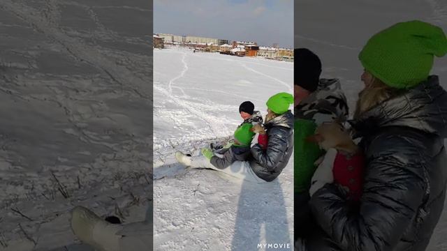 снег в Краснодаре. катание на плюшке. #снег #плюшка #снежнаягорка #детскиеигры #горка #зима