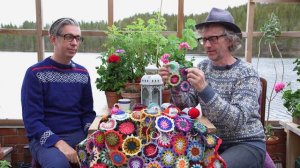 How to crochet flowers to make a colorful throw - by ARNE & CARLOS