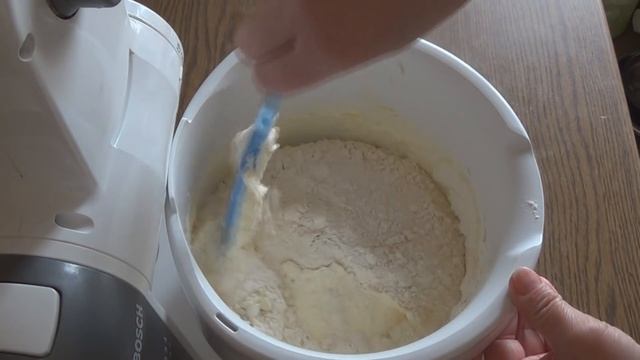 Очень лимонный, сладкий, мягкий пирог. Просто и вкусно.