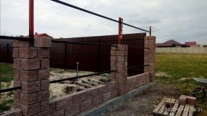 Забор из профлиста  и колоны французский камень.