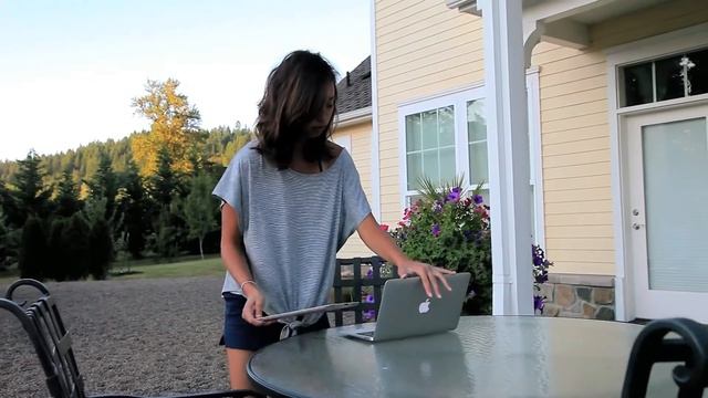 Flying Macbook Air 2011 смотреть онлайн