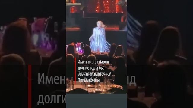 И ручкой помахала как мама: Кристина Орбакайте вышла на сцену в знаменитом балахоне Пугачевой