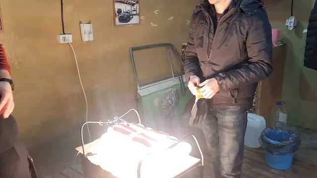 Как ПОЖАРИТЬ СОСИСКИ на ЛАМПОЧКАХ? смотреть онлайн