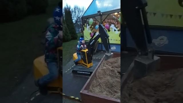 Детский экскаватор Вольво смотреть онлайн