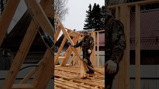 Подъём каркасных стен с помощью ручной лебедки