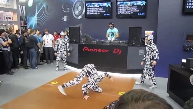 Брейк-данс на стенде Pioneer DJ 17.09 на Музыка Москва-2011 смотреть онлайн