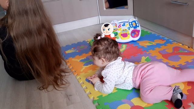 Малышка крадётся,что бы потрепать сестру за волосы. смотреть онлайн