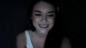 Девушка поет под гитару!