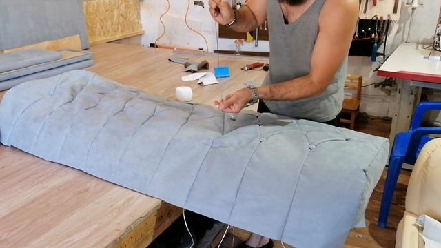 Перетяжка изголовья кровати. Tightening the headboard of the bed. Creating buttons. Пуговицы смотреть онлайн