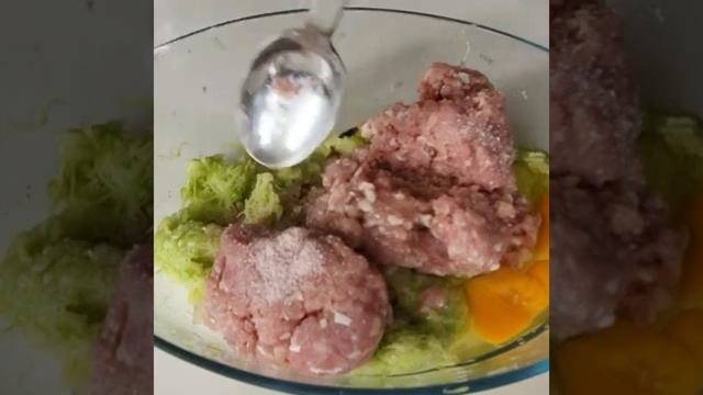 Как вкусно удешевить котлеты. Кето рецепт сочных, нежных и вкусных курино - кабачковых котлет.
