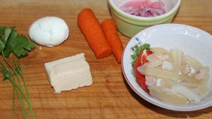 Салат с отварными кальмарами, морковью, сыром и яйцом