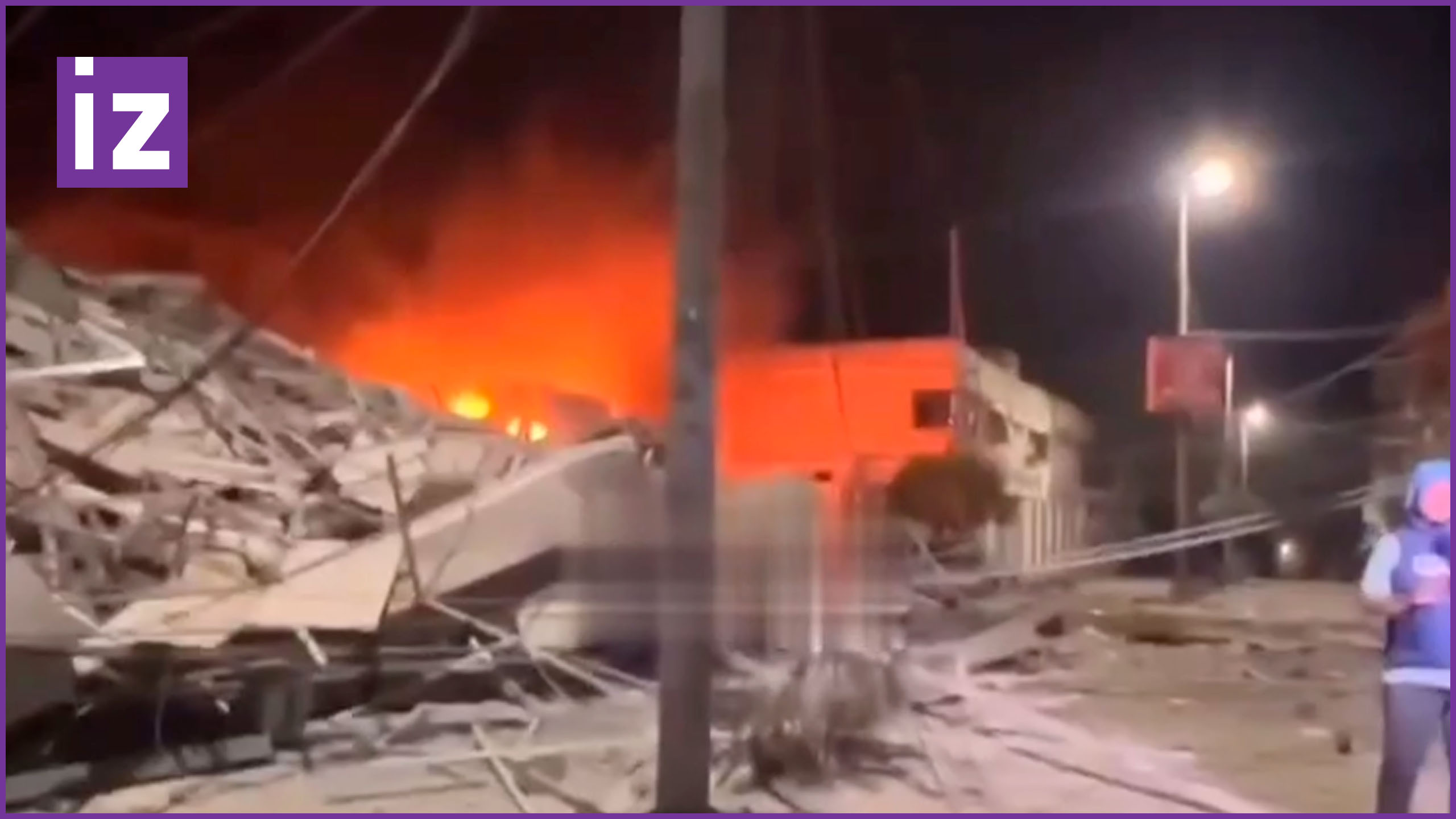 Кадры последствий новых атак по сектору Газа: здания пылают после ракетных ударов / Известия