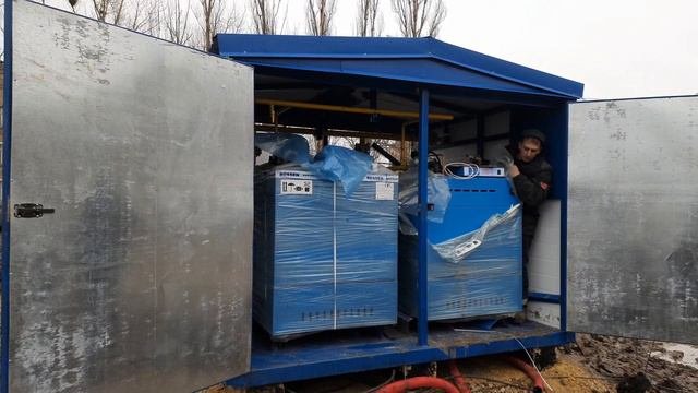 На территории новой ледовой арены продолжаются активные строительные работы.