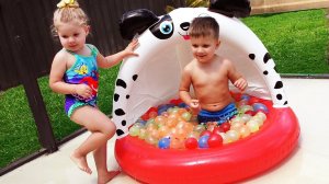 Bad Baby БИТВА Вредные Детки АТАКУЮТ ПАПУ Шарики с Водой Water Balloons Fight Funny Video for Kids