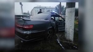 Тойота Марк II врезался в столб. Есть пострадавшие