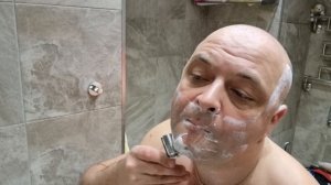 FEATHER POPULAR т-образный станок бабочка. Чем побриться?